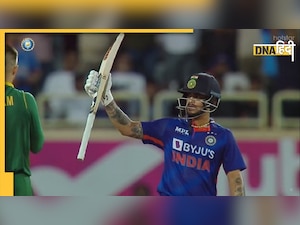 Ind Vs SA 2ND ODI: ईशान किशन की सादगी ने जीता दिल, वीडियो में देखें पैर छूकर फैंस से कैसे लिया आशीर्वाद