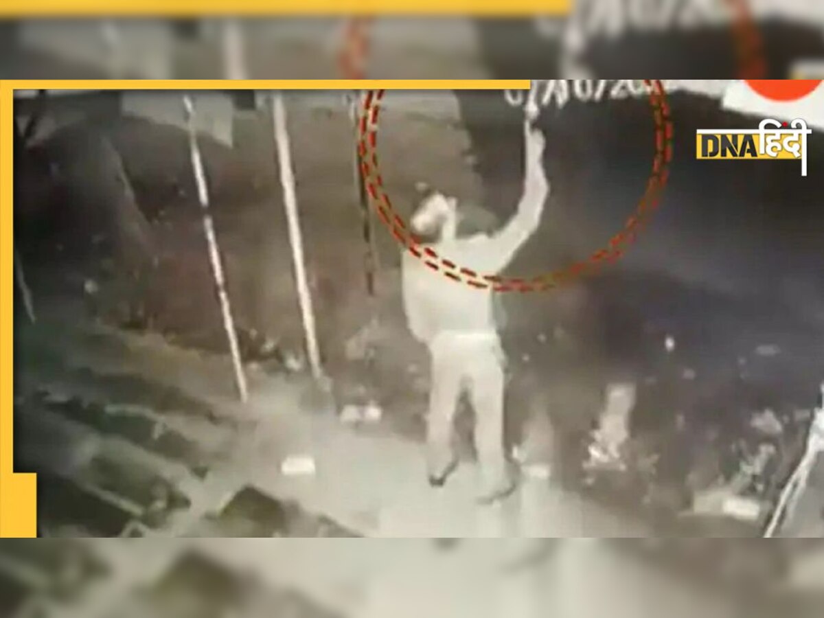 Video: पान की दुकान से बल्ब चुराता दिखा पुलिस इंस्पेक्टर, CCTV फुटेज ने करवाया सस्पेंड