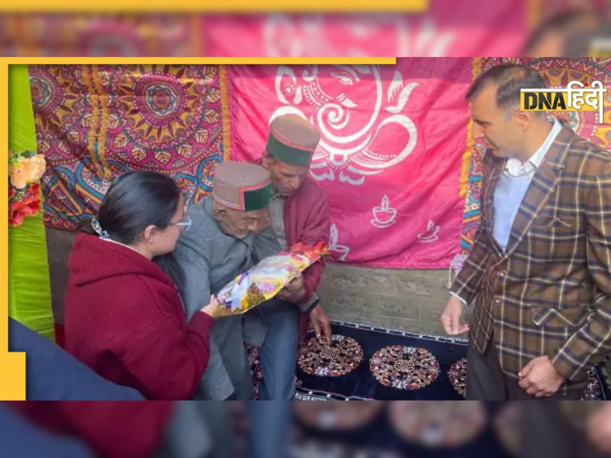 Himachal Pradesh में देश के पहले वोटर ने 105 साल की उम्र में डाला वोट, घर पर ही बिछाया गया रेड कारपेट