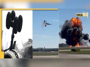 America में एयर शो के दौरान हवा में टकराए 2 विमान, उड़ गए परखच्चे, VIDEO आया सामने