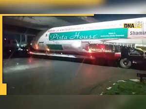 Viral Video: आंध्रप्रदेश में पुल के नीचे फंसा हवाई जहाज, जाम हो गई पूरी सड़क