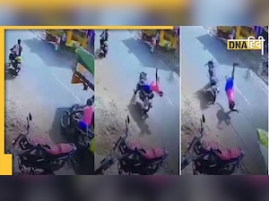 ट्रक के पीछे लटकी रस्सी में अचानक फंस गया बाइक सवार, बाल-बाल बची जान, देखें VIDEO