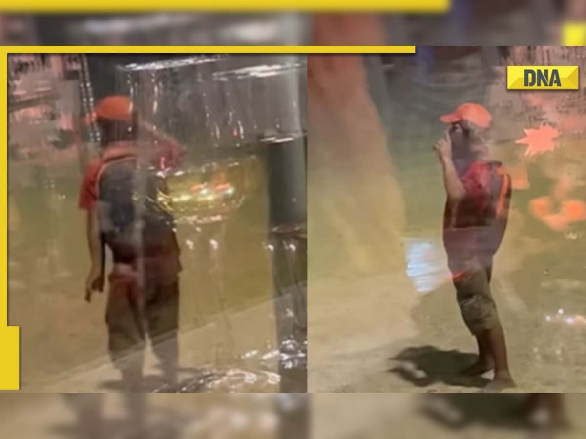 Wholesome video of Zomato delivery agent dancing to 'Sapne Mein Milti Hai' outside wedding venue goes viral