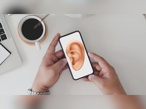 ध्यान दें! कहीं आपकी प्राइवेट बातें तो नहीं सुन रहा है आपका Smartphone, फटाफट बंद कर लें ये सेटिंग