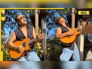 Akshay Kumar plays guitar on Christmas, Twinkle Khanna says 'glad did not witness this'