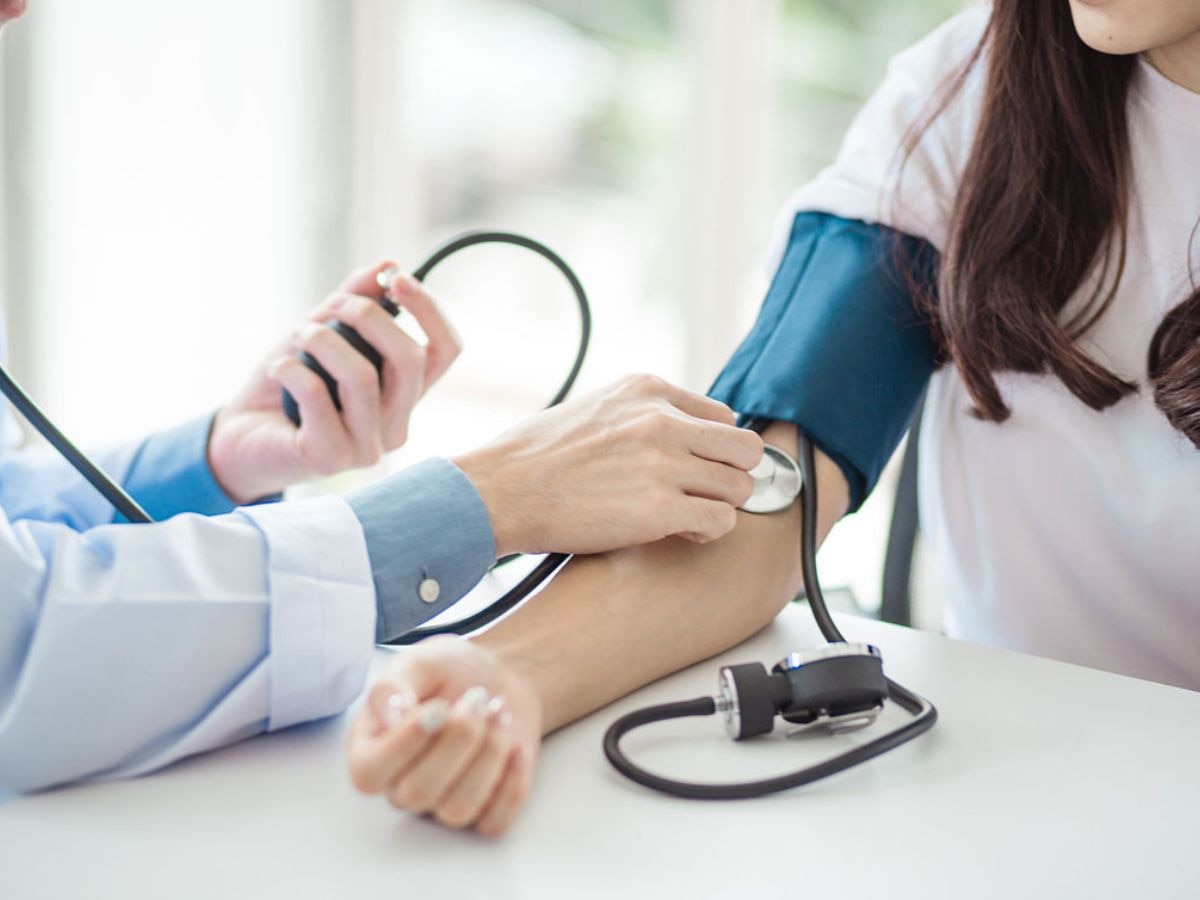 High Blood Pressure Sign: पैरों का सुन्न और ठंडा होना हाई ब्लड प्रेशर के संकेत, इन 7 लक्षणों पर भी रखें नजर