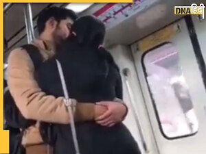 Delhi Metro की चलती ट्रेन में ही किस करने लगा कपल, वायरल हो गया वीडियो
