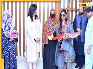  हाथ में गुलदस्ता और चश्मा लगाए दिखीं अंजू, पकिस्तान से आई तस्वीर देख रह जाएंगे हैरान 