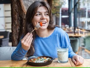 Lunch Mistake: लंच करते समय भूलकर भी न करें ये 5 गलतियां बना देंगी डायबिटीज-कोलेस्ट्रॉल का मरीज