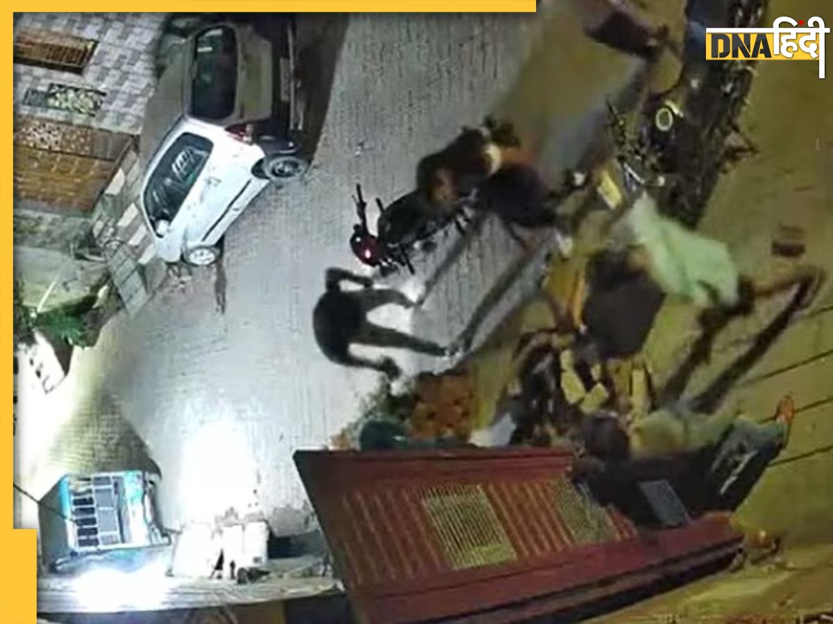 घर के बाहर खड़े युवक को गुंडों ने ईंट और डंडे से पीटा, घटना का CCTV ...