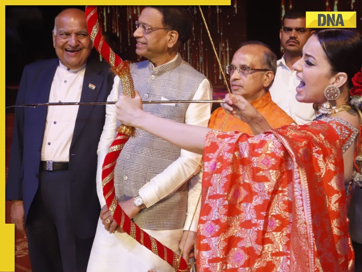 Kangana Ranaut performs Ravan Dahan at Delhi's Lav Kush Ramlila, chants Jai Shri Ram