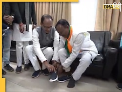 Viral Video: कौन हैं रामदास पुरी, छह साल बाद शिवराज चौहान ने क्यों पहनाए ��उनके नंगे पैरों में अपने हाथ से जूते