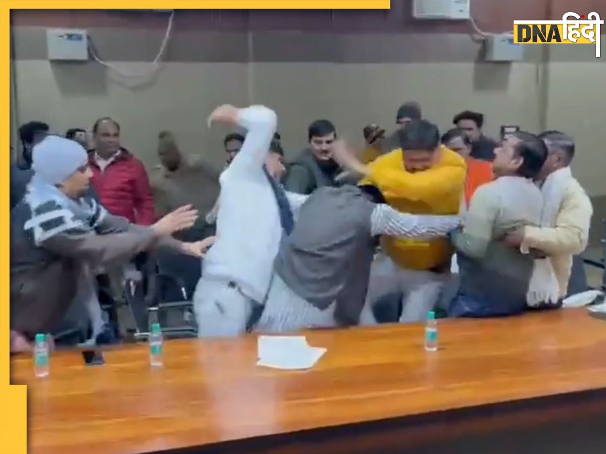 Viral Fight Video: नगरपालिका बैठक WWE फाइट में बदली, पार्षदों की मारपीट दे�खकर अखिलेश यादव ने कही ऐसी बात