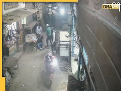 Delhi Crime News: सरेआम चाकुओं से गोदा, फिर गोली मारी, दिल्ली में चार लड़कों ने CCTV के सामने ��की सनसनीखेज वारदात