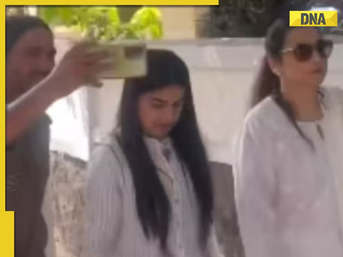 Vidya Balan maintains composure as fan forces her for selfie at Pankaj Udhas' funeral, netizens ask 'is he serious'