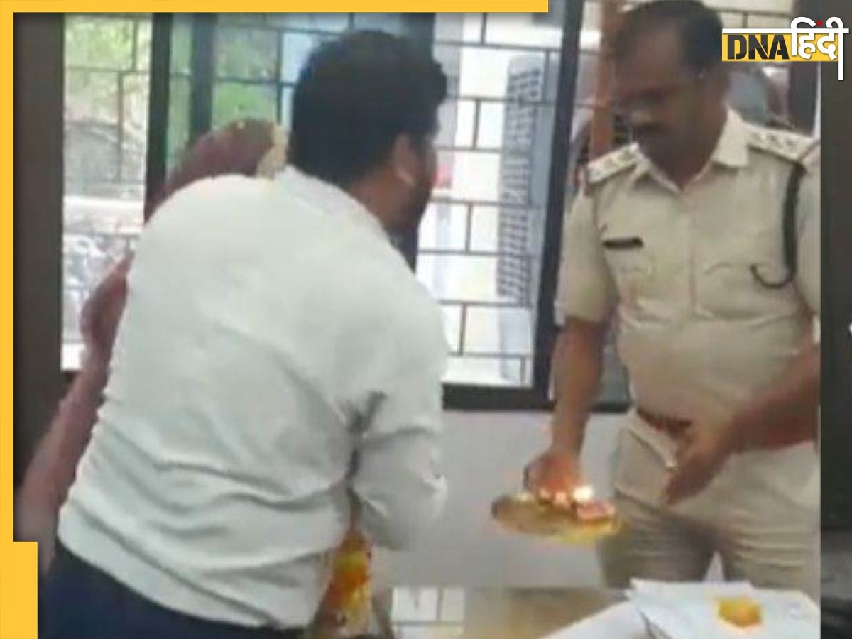 FIR के लिए चक्कर कटा रहा था पुलिस ऑफिसर, महिला ने थाने आकर किया ऐसा काम, Video हो गया वायरल