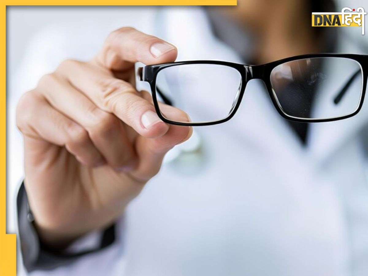 How To Improve Eyesight: नजर का चश्मा हटा सकती हैं ये घरेलू ड्रिंक, रोज रात सोने से पहले पिएं