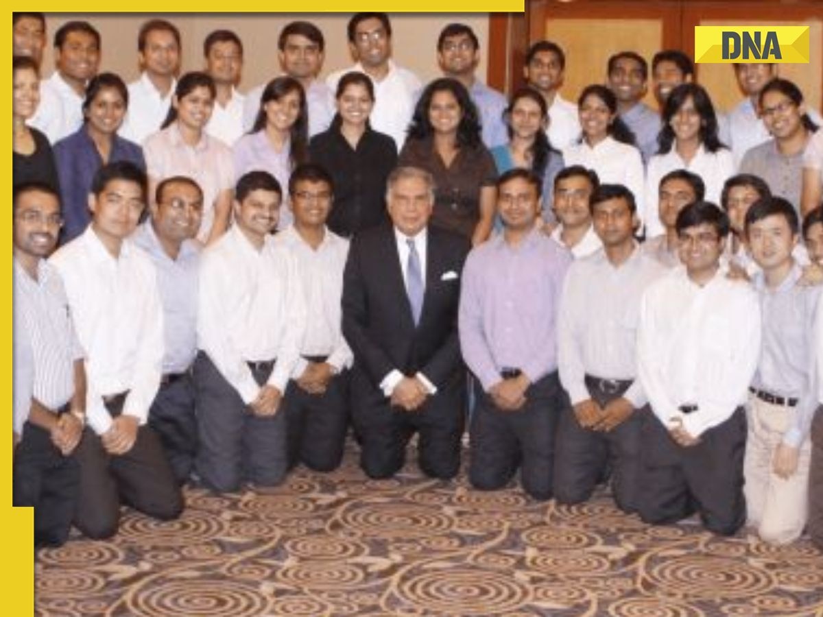 Ratan Tata's humility is for the world to see in THIS pic where he posed with MBA students