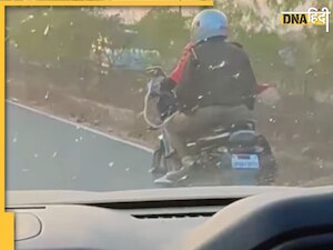 Viral Video: 'आ गई ठंड', कड़कड़ाती सर्दी से बचने के लिए पुलिसकर्मी ने कैदी से चलवाई बाइक, खुद आराम से पीछे बैठा 