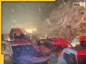 अटल टनल में फंसे 1000 से अधिक वाहन, बर्फबारी ने बढ़ाई मुश्किलें, बर्फ में फिसलने लगीं गाड़ियां