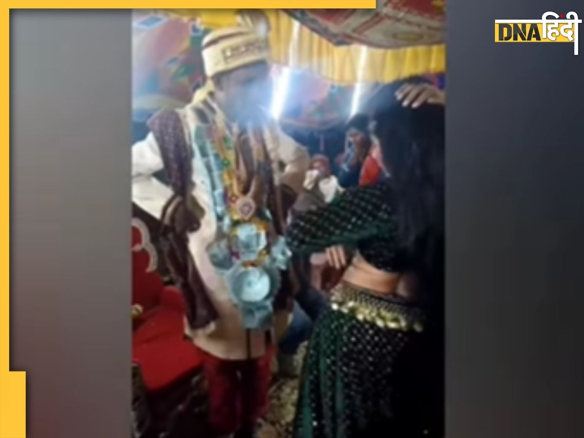 Viral: लाज-शर्म छोड़ ऑर्केस्ट्रा डांसर के साथ दूल्हे ने लगाए ठुमके, अपनी ही शादी में जमाने लगा रंग, देखें Video  