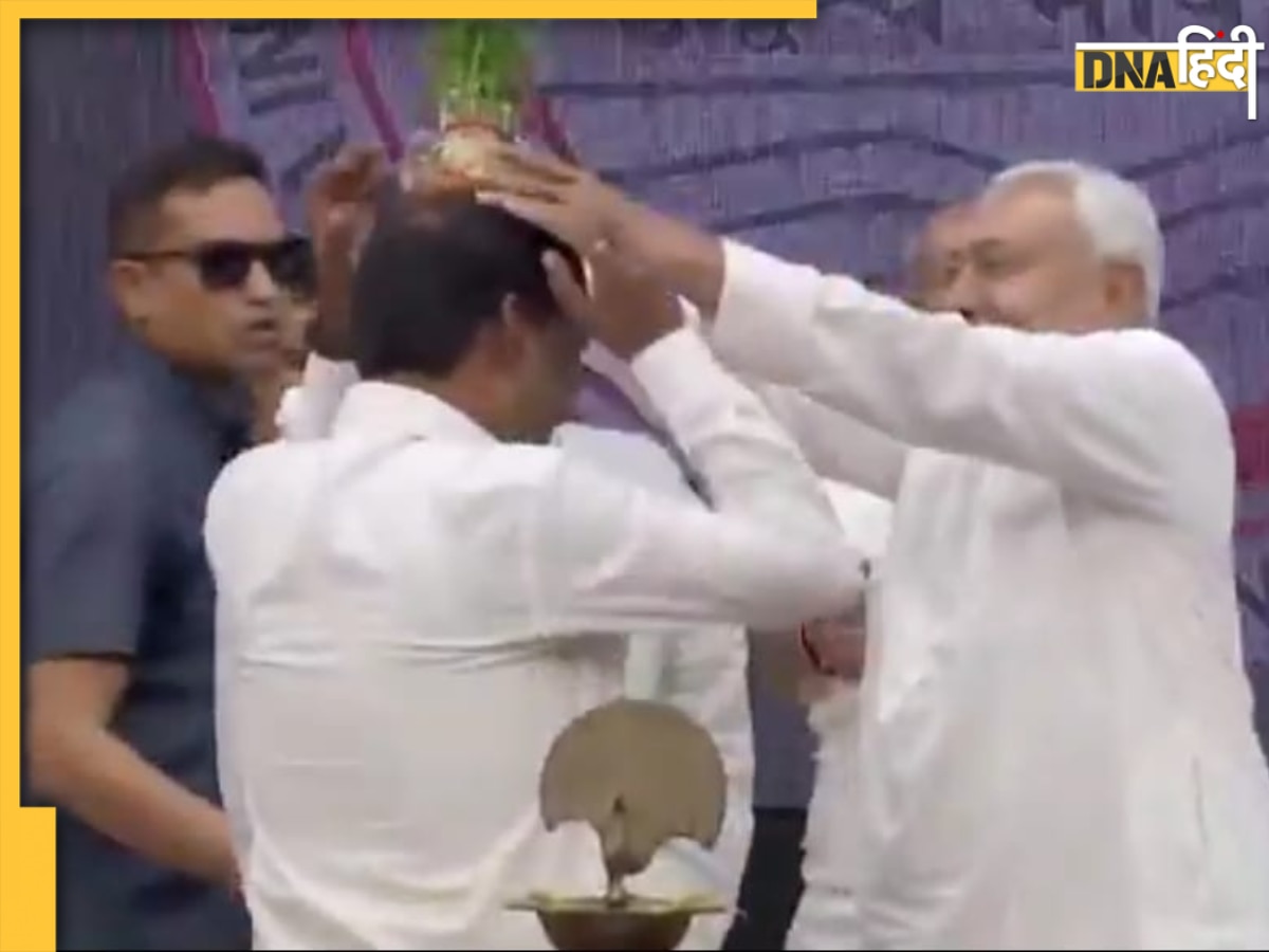 पटना में CM नीतीश कुमार का मंच पर दिखा अजीबोगरीब अंदाज, अचानक अधिकारी के सिर पर रख दिया गमला, Video हुआ वायरल