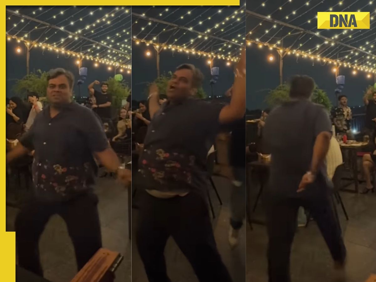 Viral video: Delhi man grooves to 'Aankhein Khuli' during live performance, wins the internet