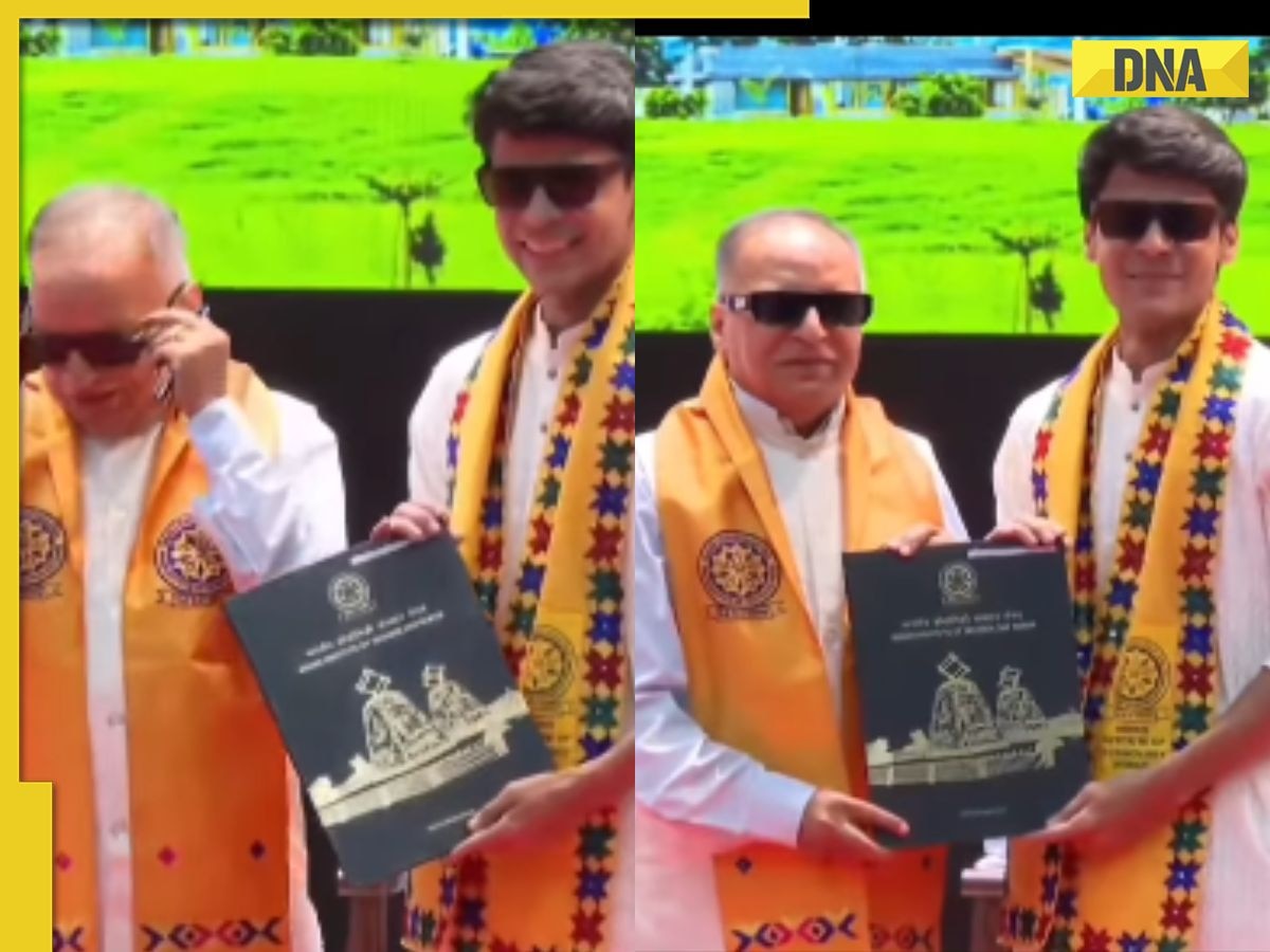 Viral video: IIT professor joins students in viral convocation poses, netizens say 'pookie energy'
