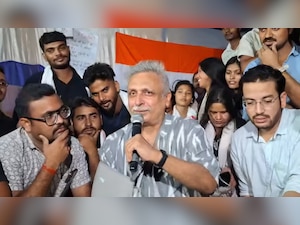 Viral video: Piyush Mishra joins JPSC-JSCC protest in Ranchi, sings Aarambh Hai Prachand - Watch
