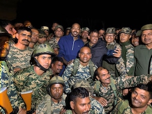 Hardik Pandya poses with BSF Jawans in viral photo amid injury rehab at BCCI Centre of Excellence
