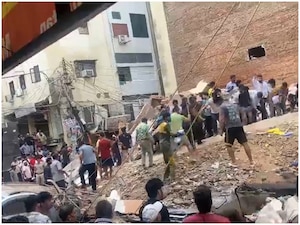 Delhi rain turns deadly: Building collapse near Satya Niketan, several  feared trapped under debris