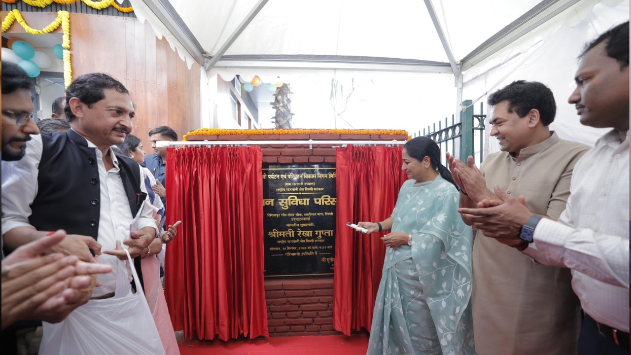 शालीमार बाग के सिंगलपुर गांव में सार्वजनिक शौचालय का लोकार्पण, सीएम रेखा गुप्ता ने किया उद्घाटन