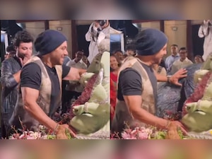 Salman Khan teases Varun Sharma during Ganpati Visarjan, video goes viral: 'Aur kitna wish...' | Watch