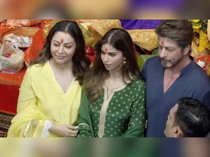 Shah Rukh Khan visits Lalbaugcha Raja with Gauri Khan, Suhana Khan - Watch viral video