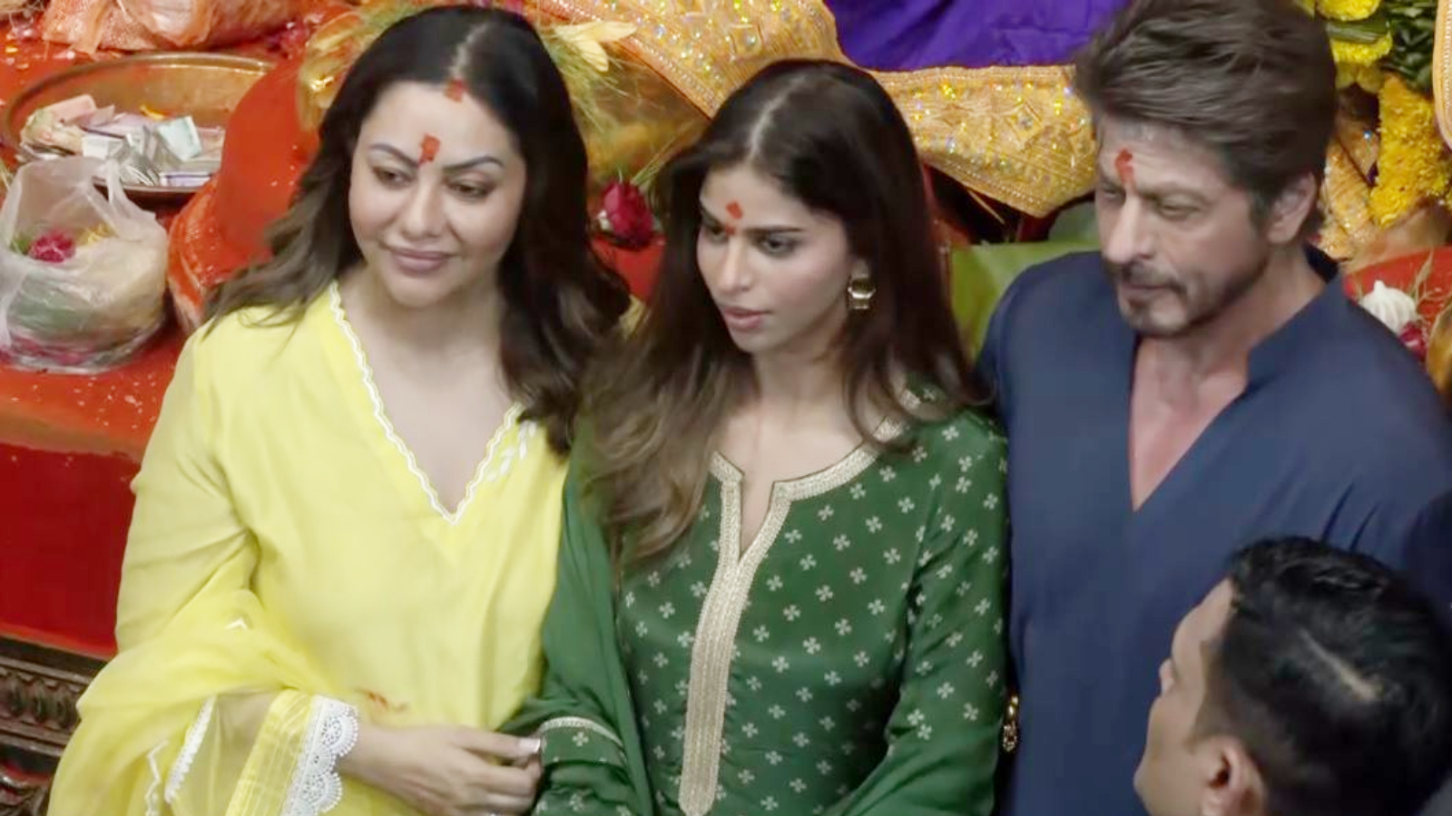 Shah Rukh Khan visits Lalbaugcha Raja with Gauri Khan, Suhana Khan - Watch viral video