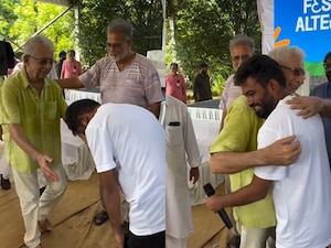 Viral video: Naseeruddin Shah hugs Abhijeet Dipke in Mumbai protest, CJP founder says 'I'm a big fan' of actor, netizens call it 'burnol moment for Modi bhakts'