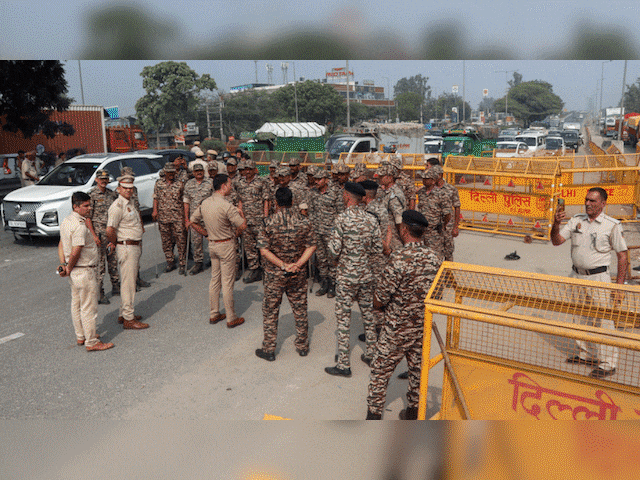 दिल्ली में लॉकडाउन जैसा नजारा! CJP नेताओं के बाद ममता-केजरीवाल भी डिटेन, BJP ने बताया- 'भीड़तंत्र पर लोकतंत्र की जीत'
