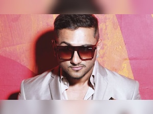 Honey Singh appears before Maharashtra Cyber Cell, questioned for over two hours - Watch viral video