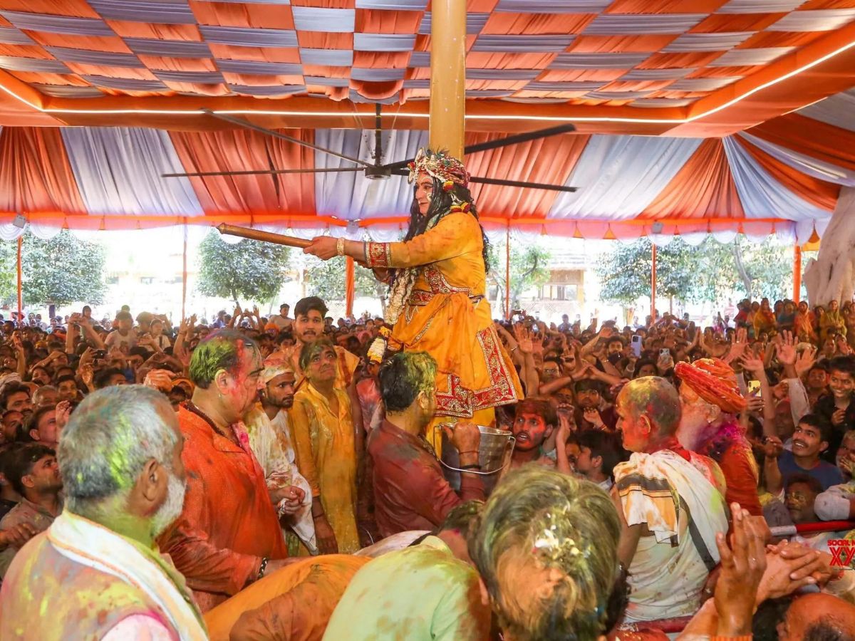 मथुरा के रमणरेती में उड़ा फूलों से बना रंग