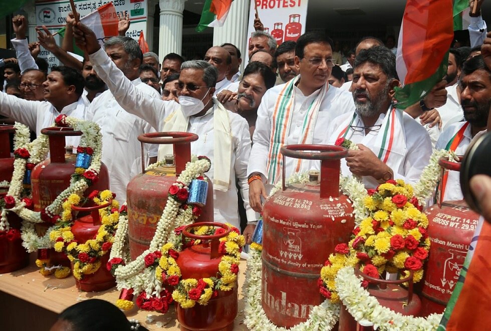 कांग्रेस कार्यकर्ता अलग-अलग जगह कर रहे हैं प्रचार.