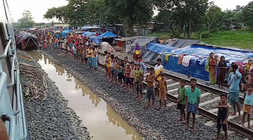 रेल की पटरियों के किनारे रहने को मजबूर हैं लोग