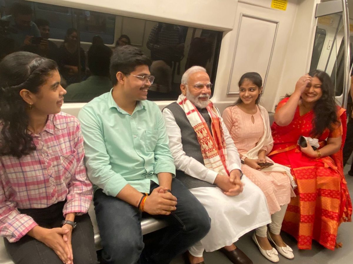 PM Modi in Metro