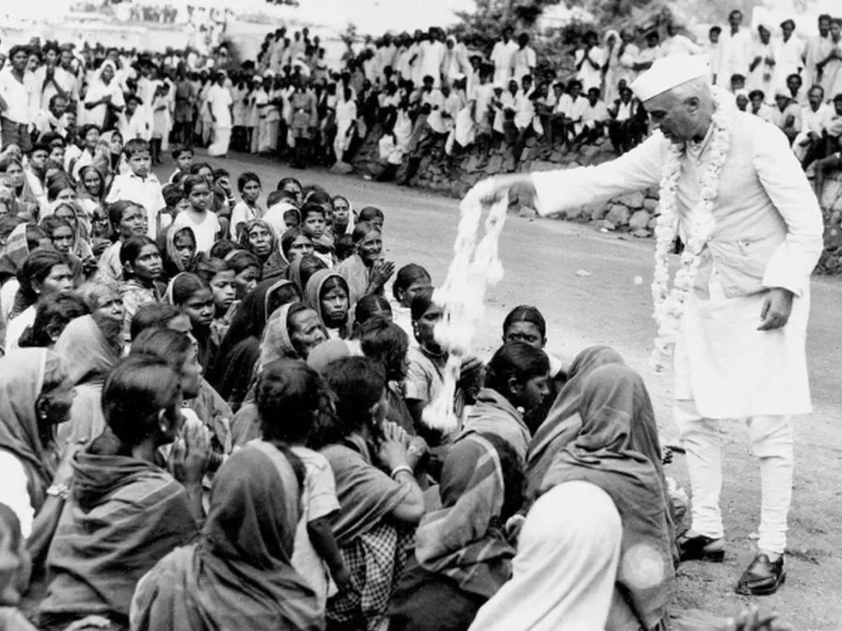 चुनाव के दौरान जनता के बीच पंडित नेहरू