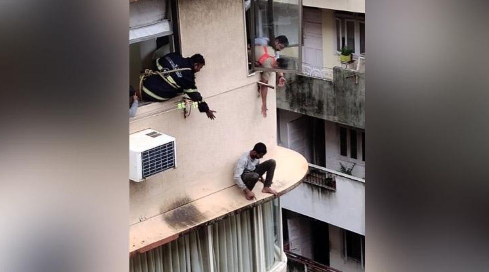 Thief jumped off building