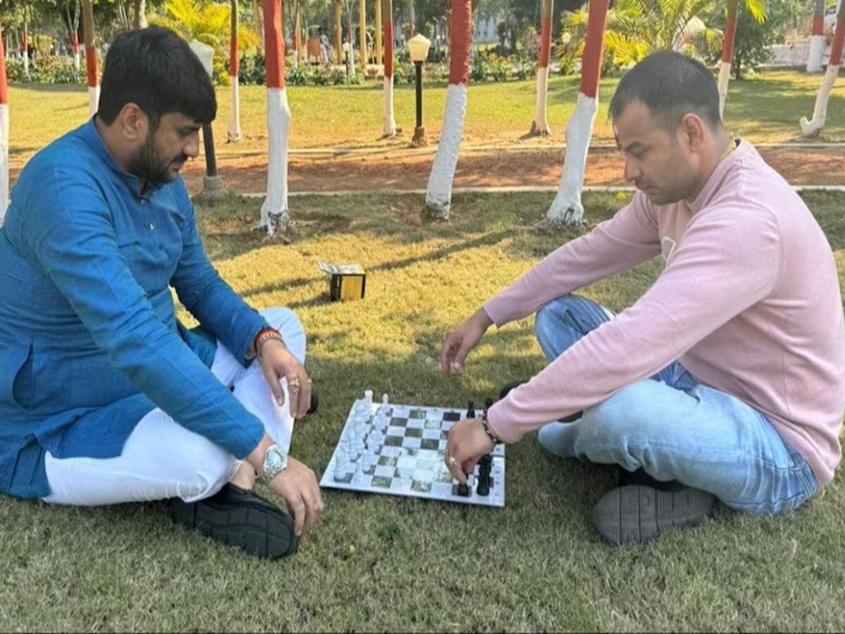 Chess खेलते हुए तेज प्रताप यादव