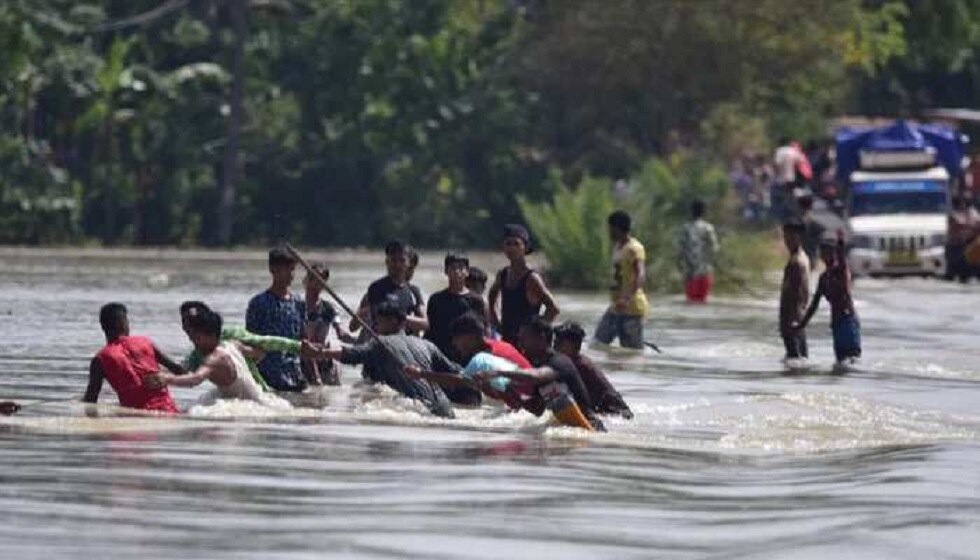 असम में आई बाढ़ में 7 लाख से ज्यादा लोग हैं प्रभावित.