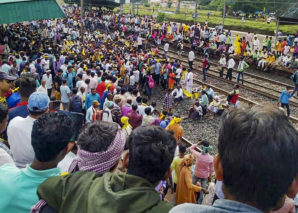 रेलवे ट्रैक पर उतर प्रदर्शनकारी