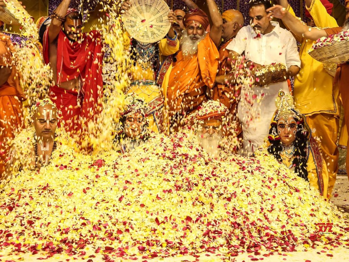 मथुरा के रमणरेती में उड़ा फूलों से बना रंग