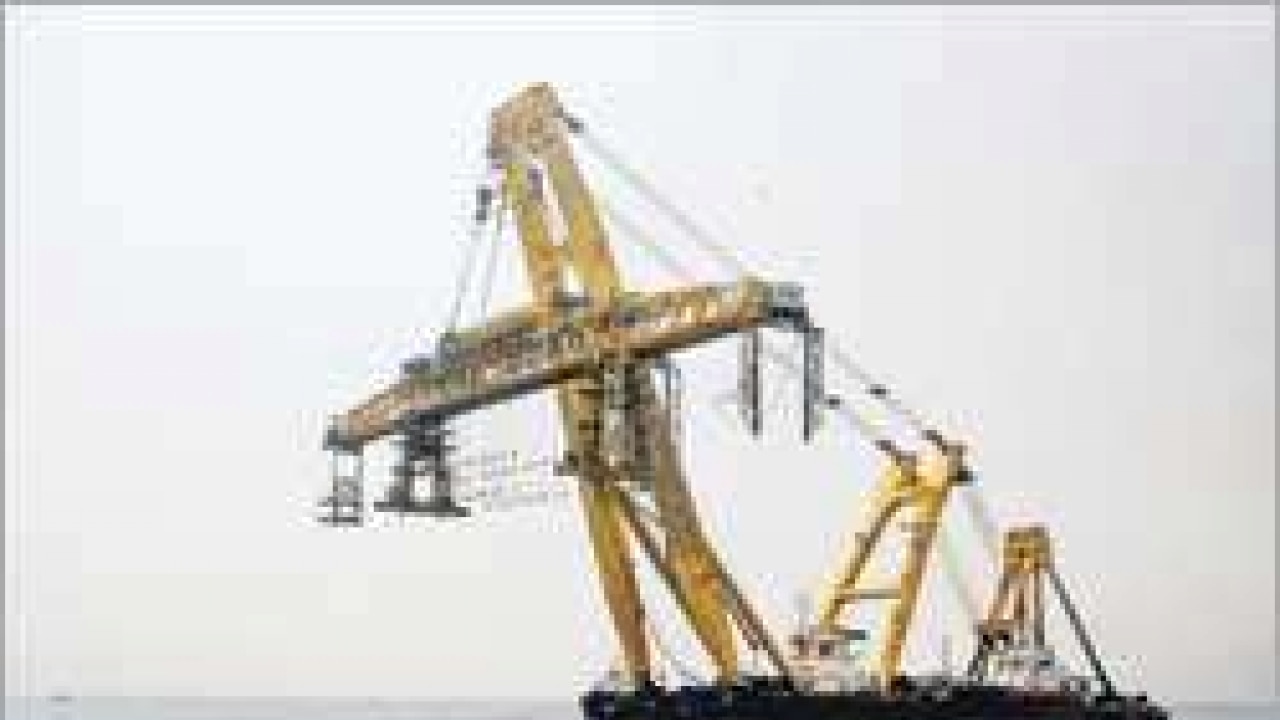 Giant crane does the Labours of Hercules