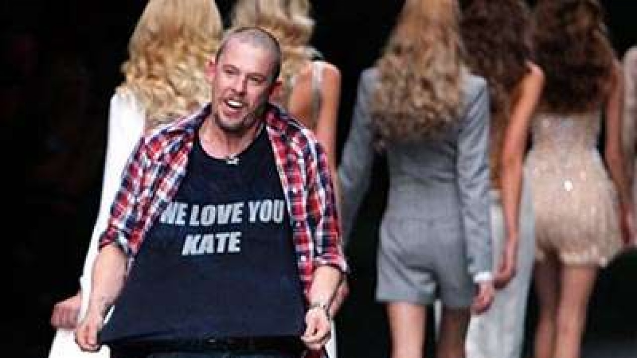 Alexander McQueen's body found hanging in his Mayfair flat with suicide  note, London Evening Standard